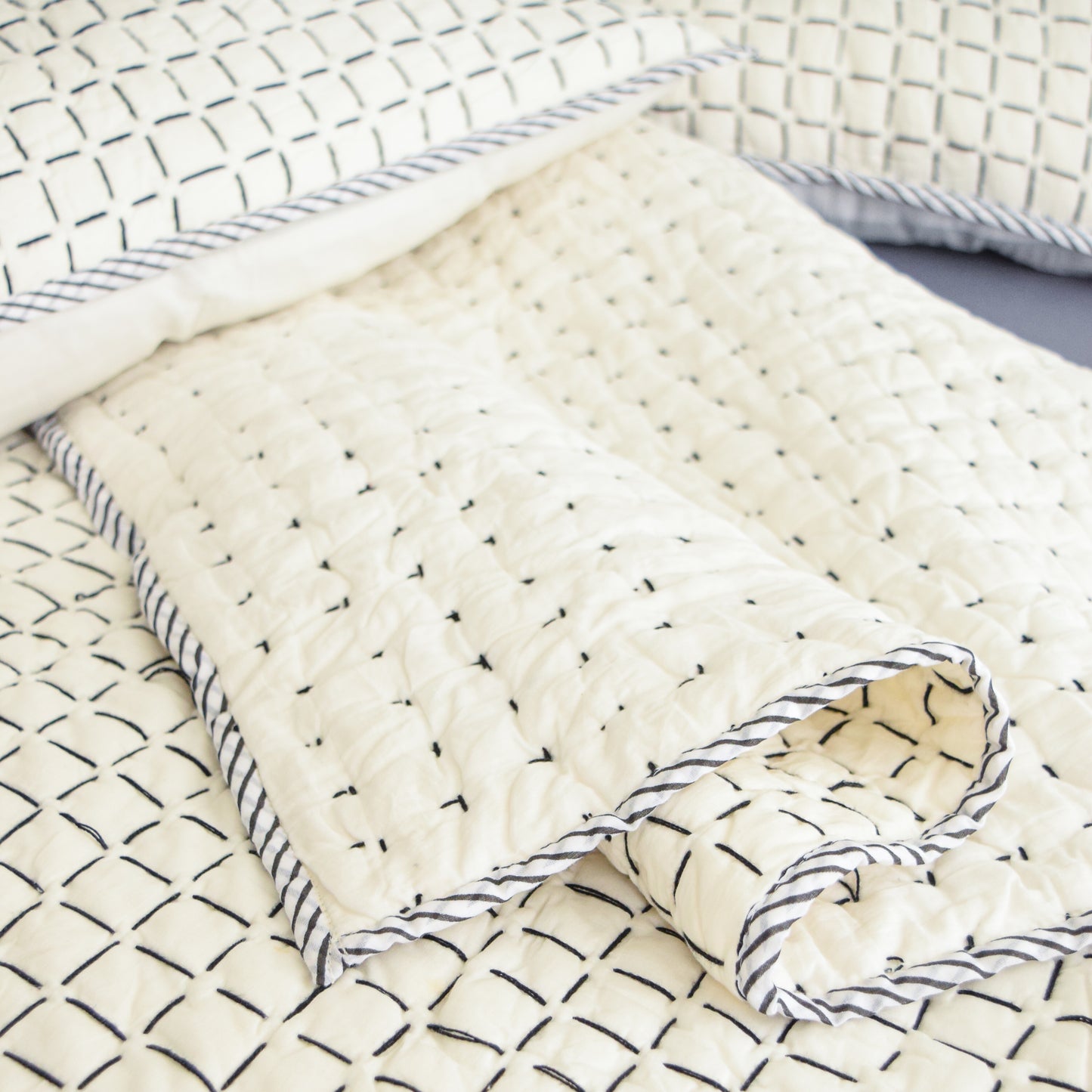 Black and White Checkered Premium Quilt Set 06