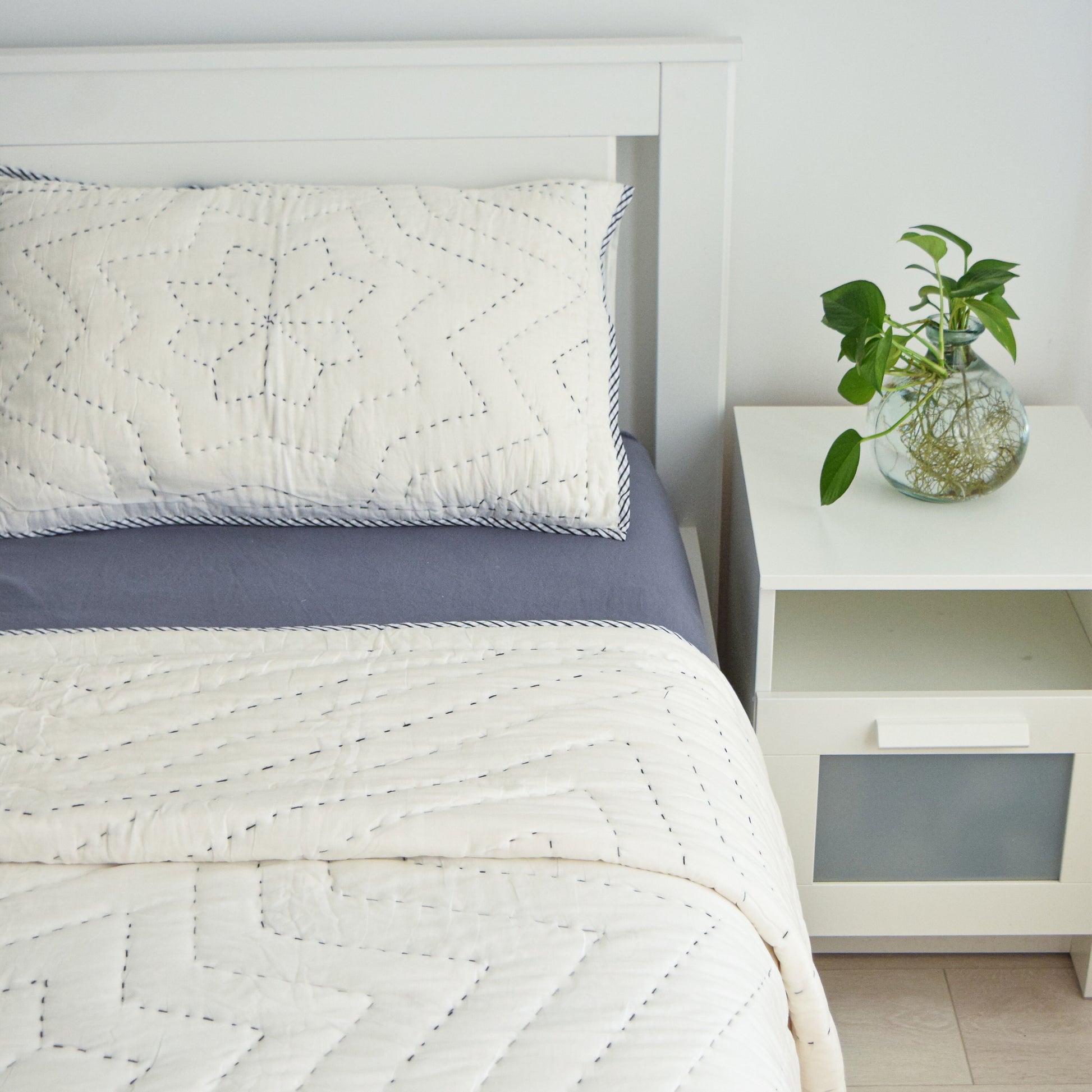Black and White Threaded Hand-stitched Premium Quilt Set 03