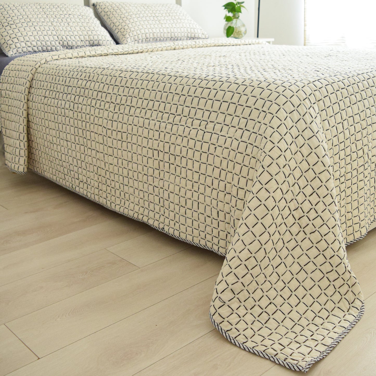 Black and White Checkered Premium Quilt Set