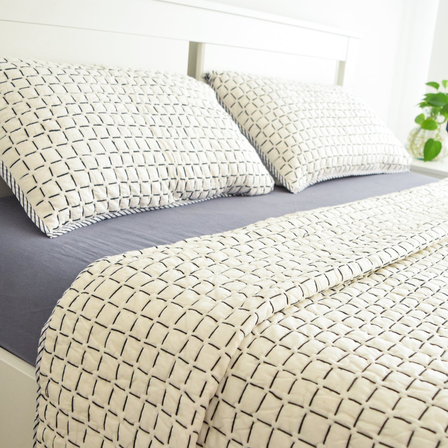 Black and White Checkered Premium Quilt Set