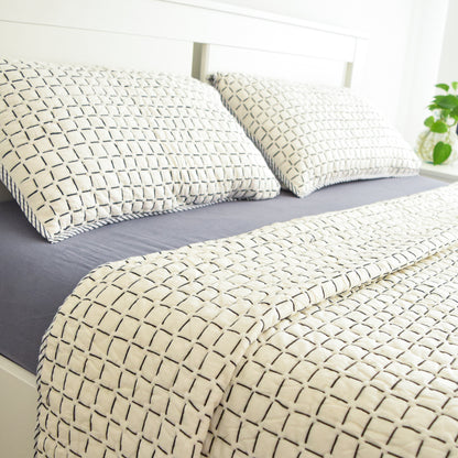 Black and White Checkered Premium Quilt Set