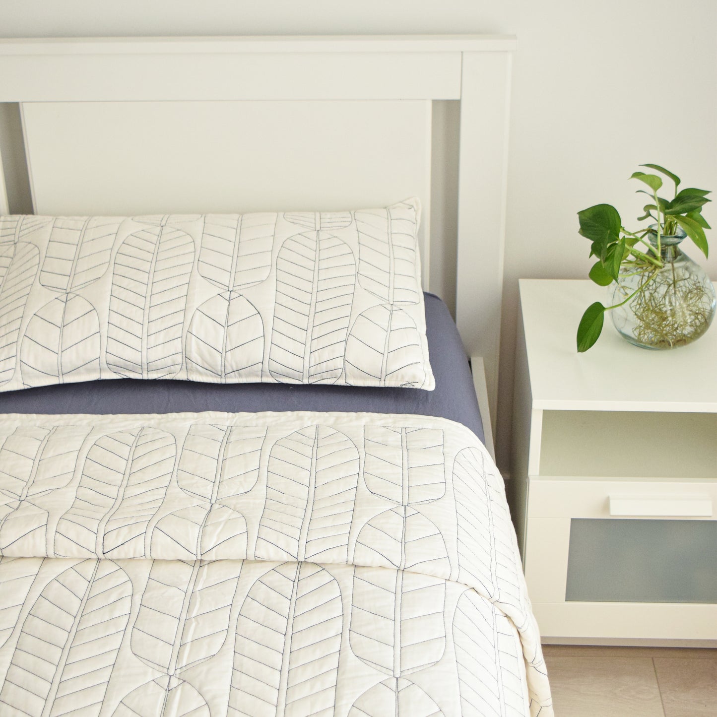 Black and White Feather Patterned Premium Embroidered Quilt Set
