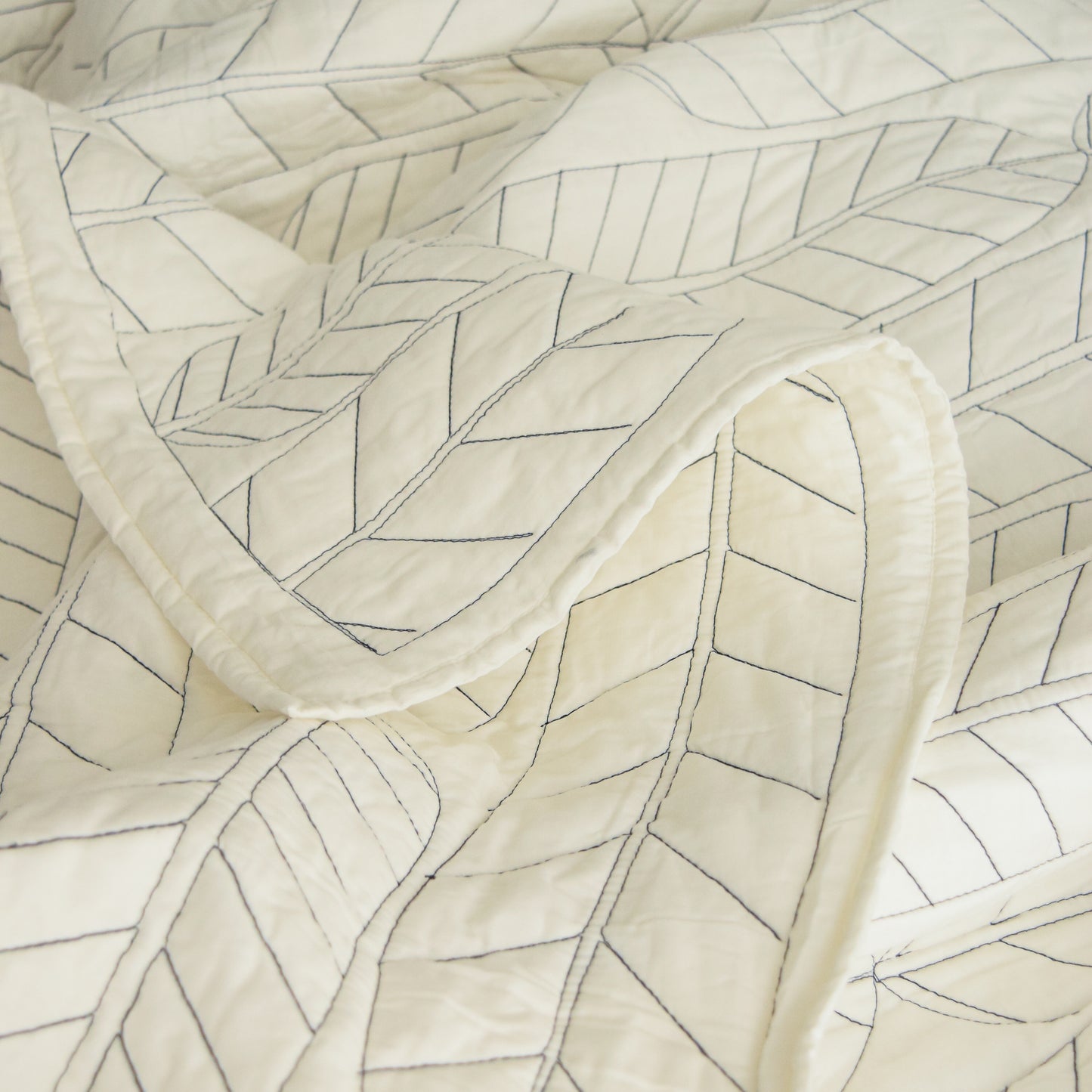 Black and White Feather Patterned Premium Embroidered Quilt Set