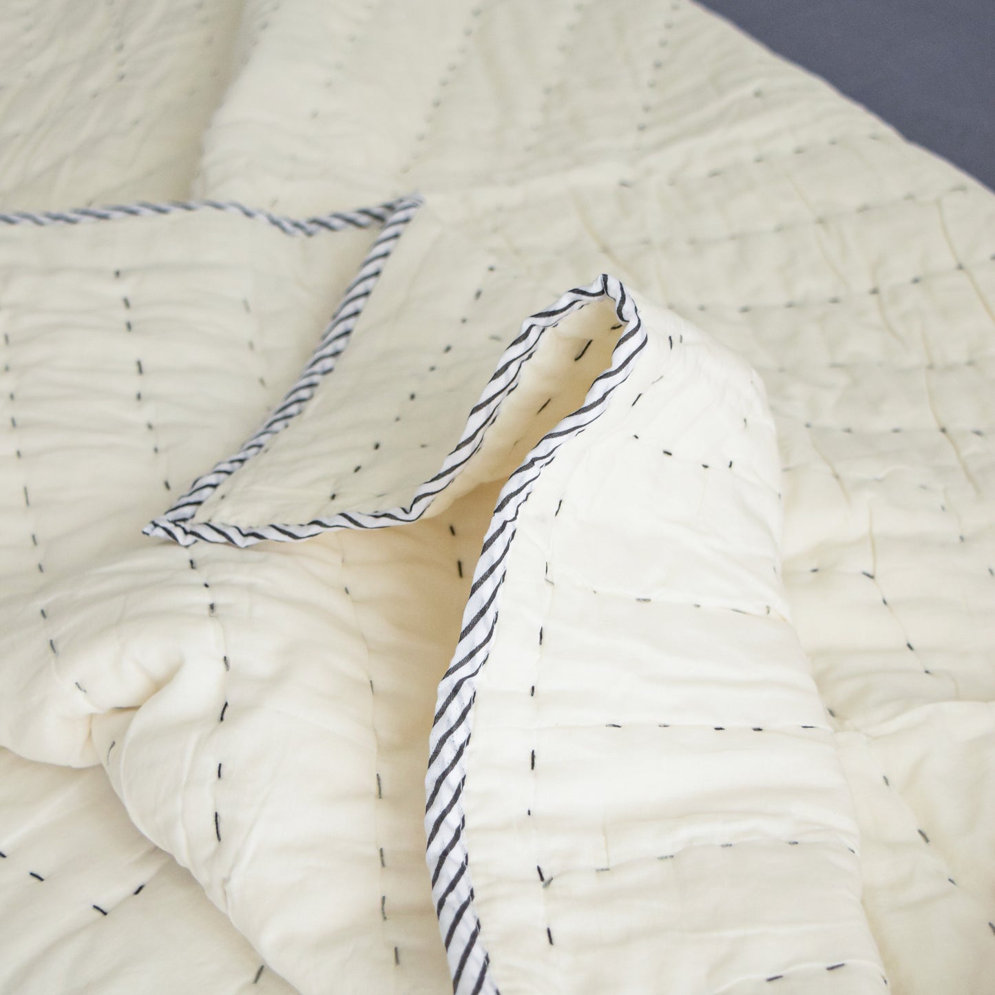 Black and White Threaded Hand-stitched Premium Quilt Set