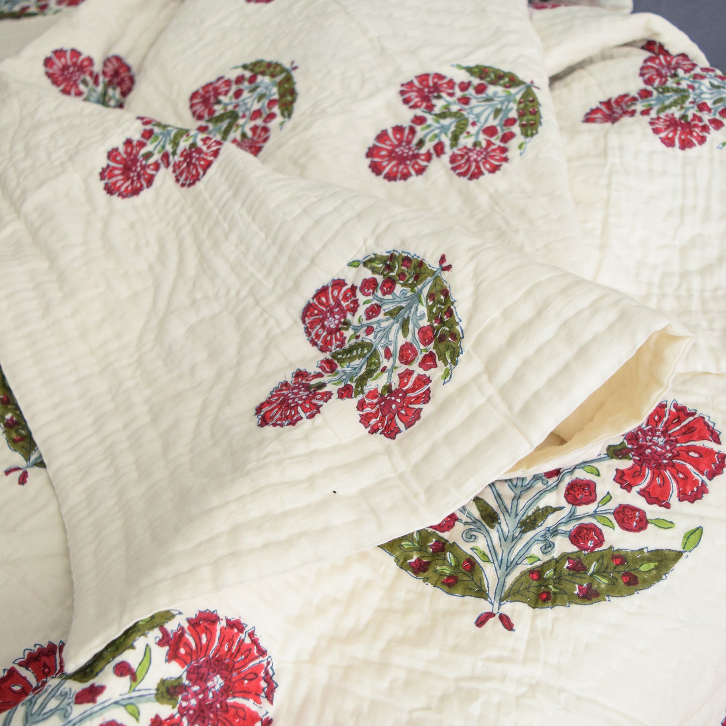 Red Poppy-Themed Premium Quilt Set