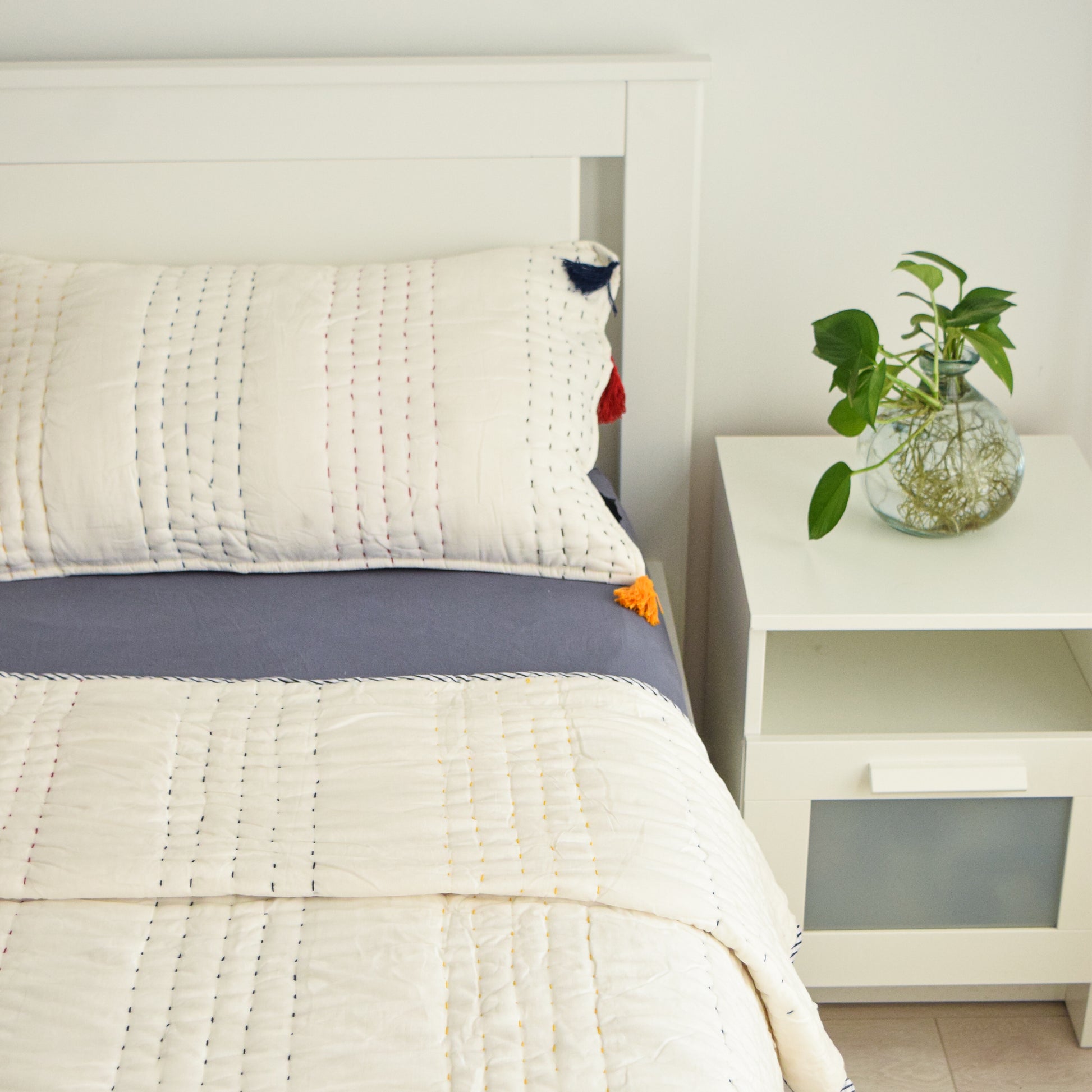 White Premium Quilt Set with Multicolored Threads 04